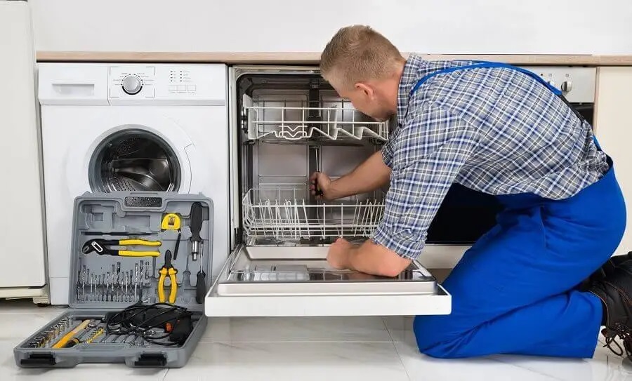 Nallıhan Warmhaus servisi teknisyen ekibi beyaz eşya tamiri yaparken